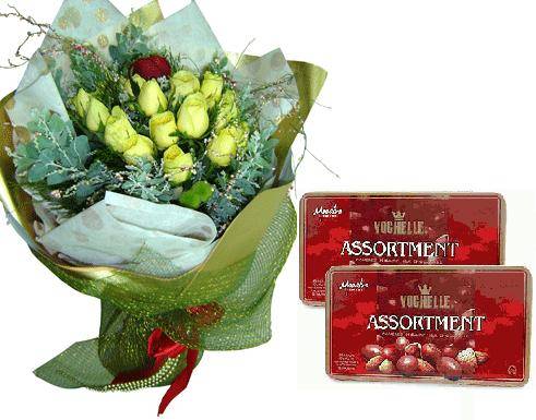 Bouquet of 12 roses and 2 chocolate boxes (ID: HV-M-4008) 