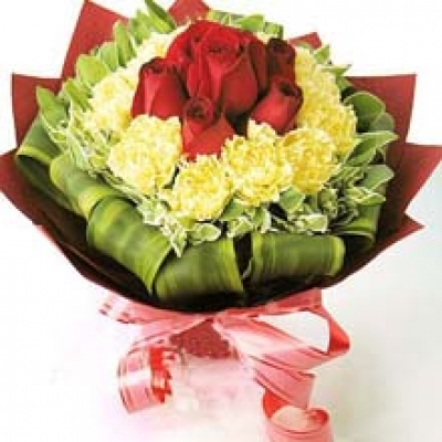 HV-NH-L-389 - 7 red roses surround by 12 yellow or white carnations bouquet (ID: HV-NH-L-389) 