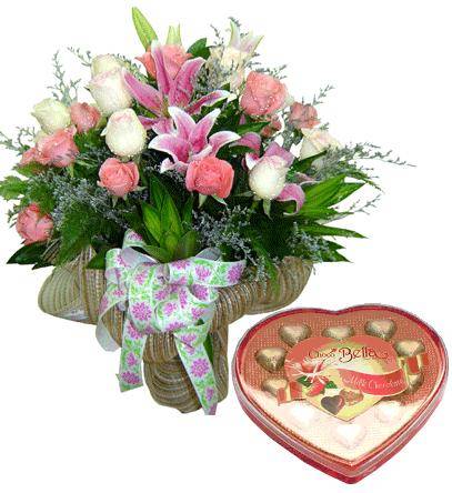 Bouquet of 18 roses and 2 lily stems, a chocolate heart box (ID: HV-M-4013) 